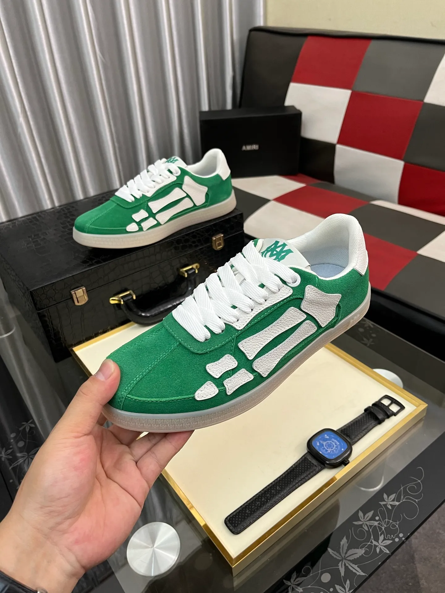 Men's shoes 💰420⌚️⌚️《AMIR*》New men's low-top casual sports sneakers bone shoes, another pair of irresistible bone shoes. Bone shoes are one of AMIRI's most popular items. They use first-layer cowhide uppers. The side bones are made of two cowhide laminations. They have a three-dimensional feel. The leather incisions are all oil-edged. Contrasting color design. Simple style. Fashionable sports. Customized metal LOGO nameplate to embellish shoelaces. Exclusive control of top version. Supports comparison. Breathable mesh lining Original rubber outsole A must-have item for daily leisure Suitable for various occasions Check it out if you are looking for high quality Super cool uppers Size: 38-445️⃣ Colors available